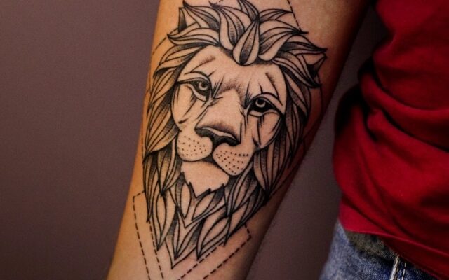 Значення тату з левом: символіка, сила та вплив на власника