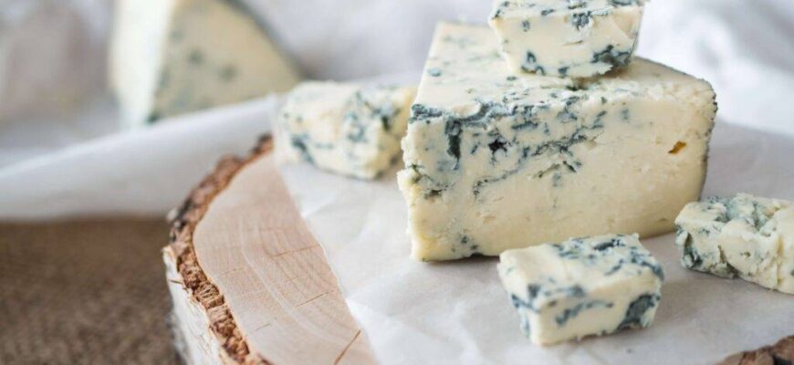 Як визначити, коли сир із пліснявою зіпсувався: корисні поради