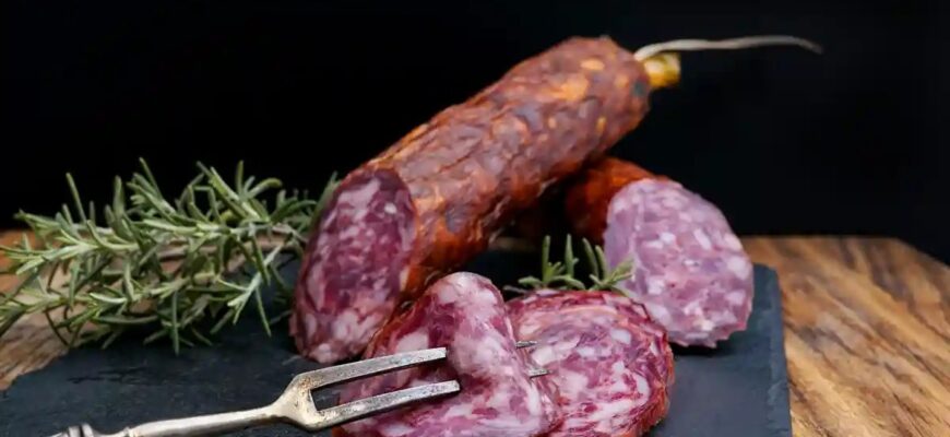 Чи треба варити ковбасу після копчення: поради та рекомендації