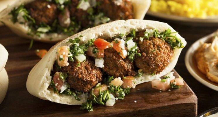 З чим їсти фалафель: ідеальні поєднання для унікального смаку