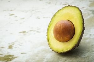 Кісточка авокадо: як їсти безпечно та отримати максимальну користь