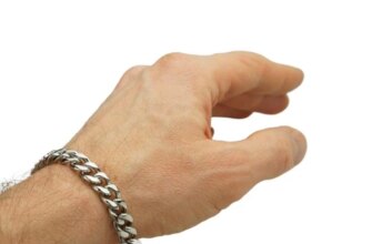 Чи можна мочити браслет з нержавіючої сталі: корисні поради та факти