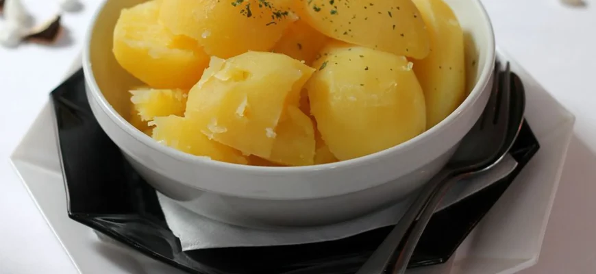 Чому варена картопля темніє: причини і способи запобігання зміні кольору