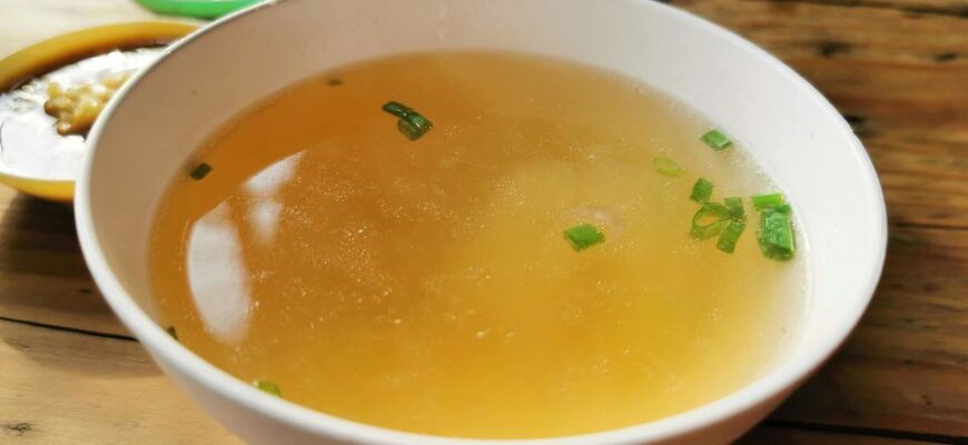 Чи можна щодня споживати курячий бульйон: всі плюси та мінуси