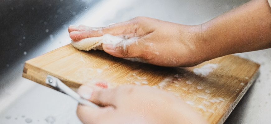Чим ефективно мити дерев’яні обробні дошки: поради та засоби