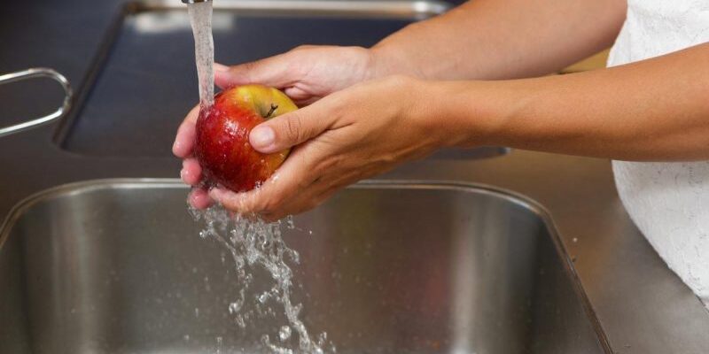 Навіщо та як правильно замочувати фрукти у воді з содою для безпеки?