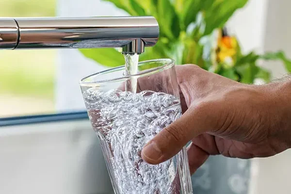 Чи безпечно та корисно постійно вживати дистильовану воду?