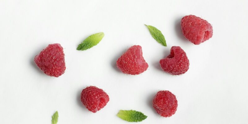 **До чого сниться малина: тлумачення снів про ягоди, збір та смакування**