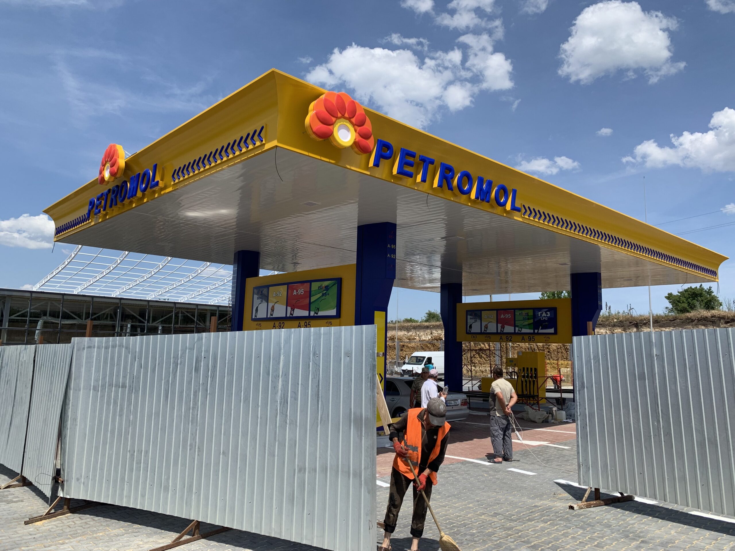 На выезде из Одессы строят АЗС в дизайне ROMPETROL | НафтоРинок