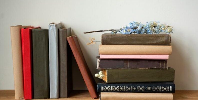 Як безпечно та ефективно видалити цвіль із старих книжок дома