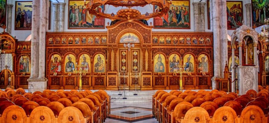 Як правильно входити до храму: поради та етикет церковного відвідування