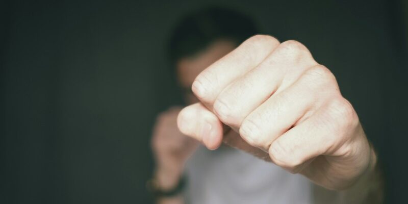 Що означає, коли у сні ви когось б’єте: тлумачення снів із бійкою