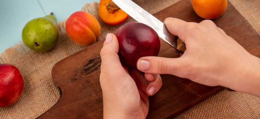 Чого не можна їсти з ножа: розвінчуємо міфи та забобони