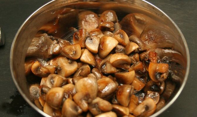 Чи потрібно відварювати гриби перед смаженням: поради та рекомендації