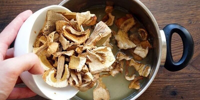 Скільки варити сушені білі гриби: поради для ідеального смаку
