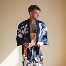 Що таке кімоно: історія, види та значення традиційного одягу Японії