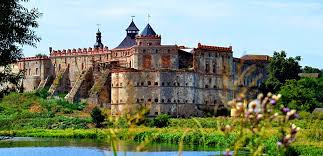 Що таке замок: Означення, види та їх роль в сучасному суспільстві