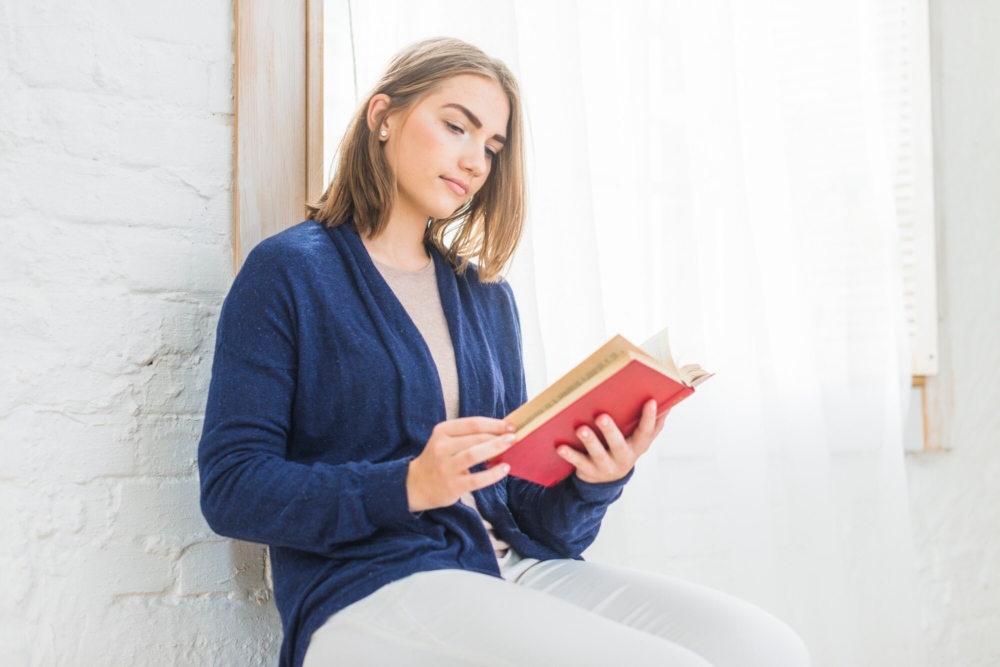 жінка читає книгу