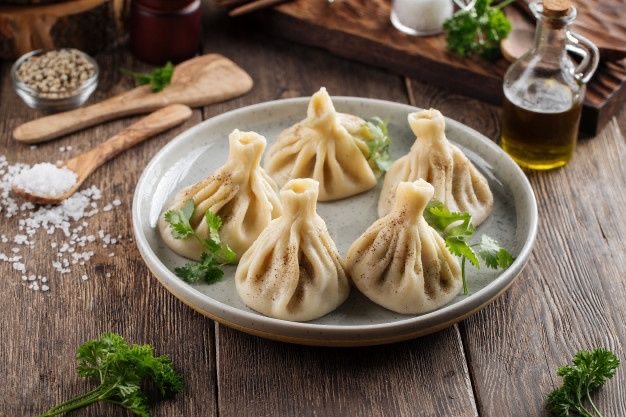 Традиційні хінкалі у каструлі