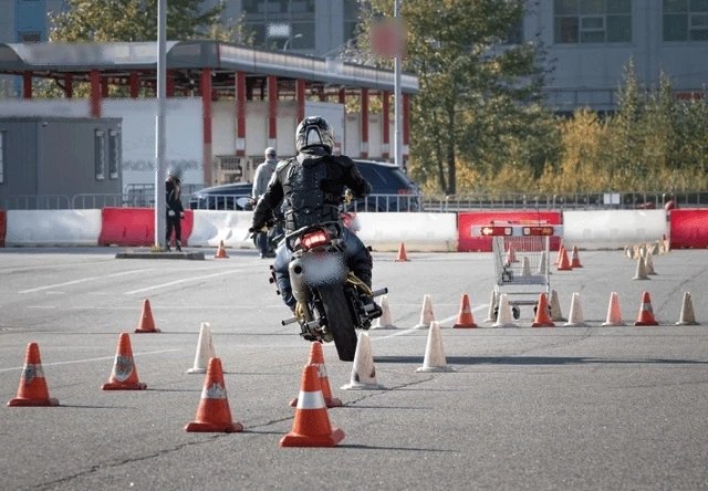 мотоцикл на дорозі