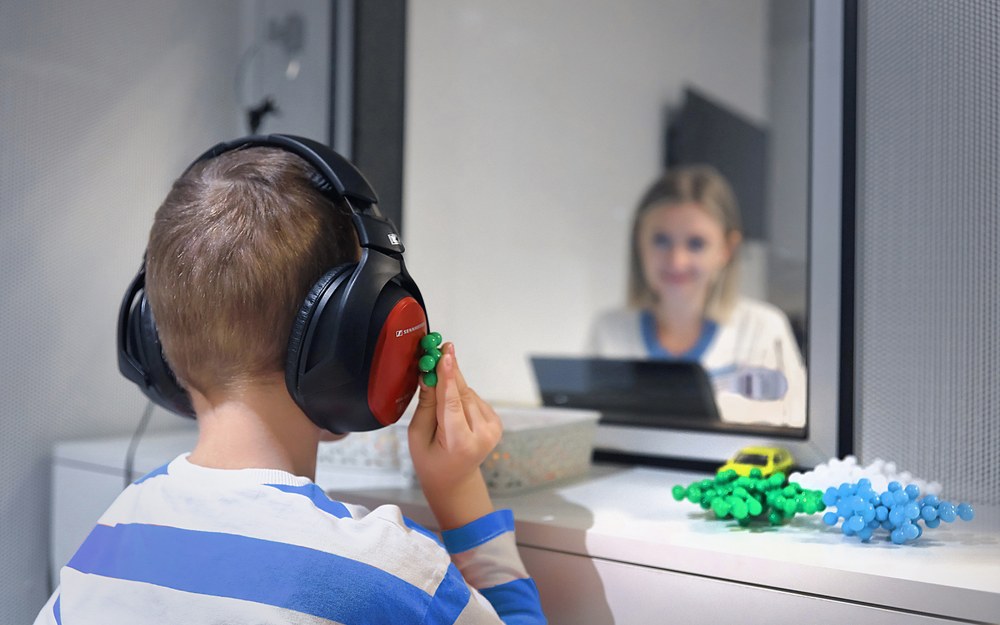 Сурдолог консультирует пациента онлайн