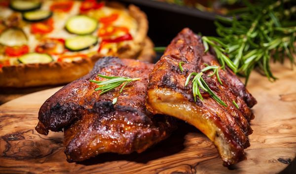 Свинячі ребра в медово-соєвому соусі