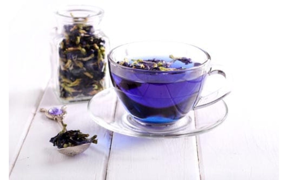 Синій чай у чашці