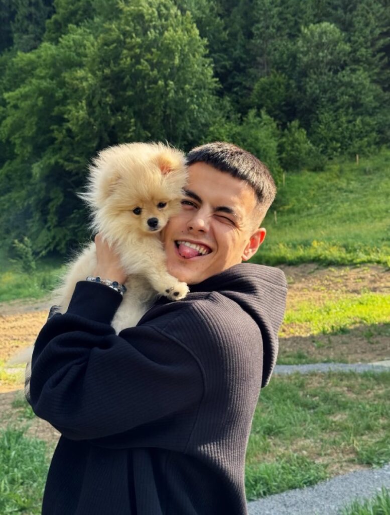 Volkanov зі своєю собакою на ім’я Моня