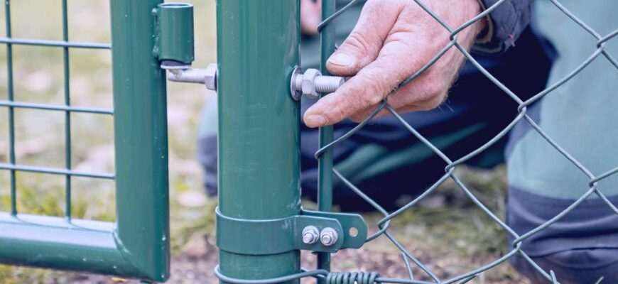 Що вставити в сітку рабицю: найкращі ідеї для вашого саду та двору