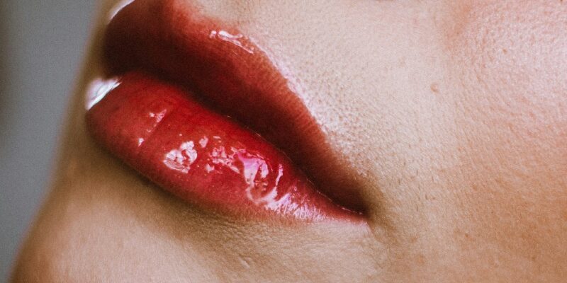 Розкриття таємниць: Значення фарбування губ у сні за сонником