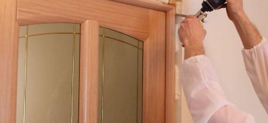 Як ефективно закрити дірку між дверима і стіною: практичні поради