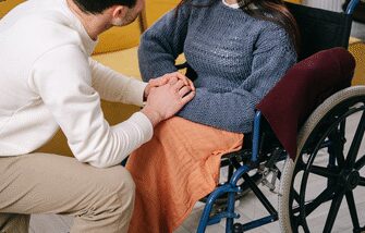 Соціальна допомога опікуну недієздатної особи: що потрібно знати?