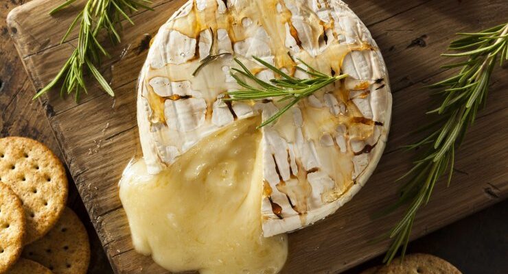 Як правильно їсти сир брі: поради та правила споживання делікатесу