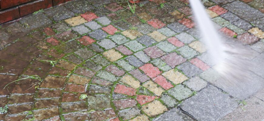 Чи можливо та як правильно обслуговувати й мити бруківку: практичні поради
