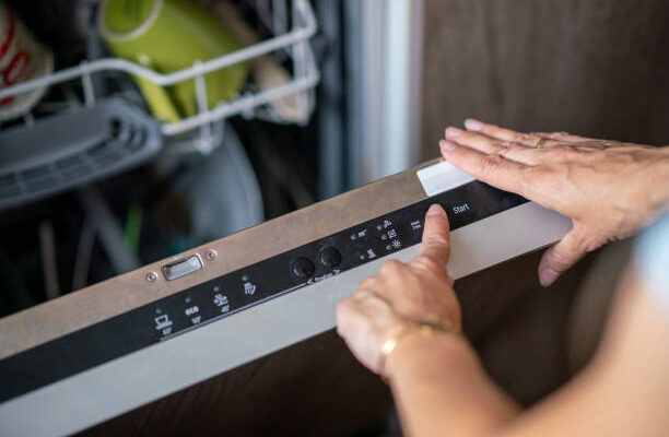 Оптимальний режим для миття посуду в посудомийній машині: поради та рекомендації