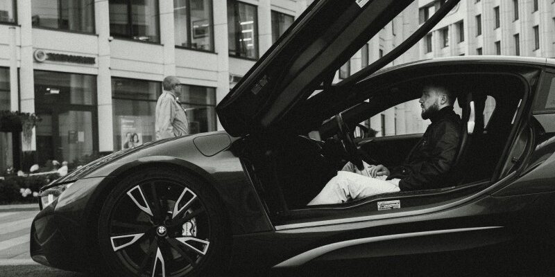 Їхати за кермом машини уві сні: значення, тлумачення та символіка