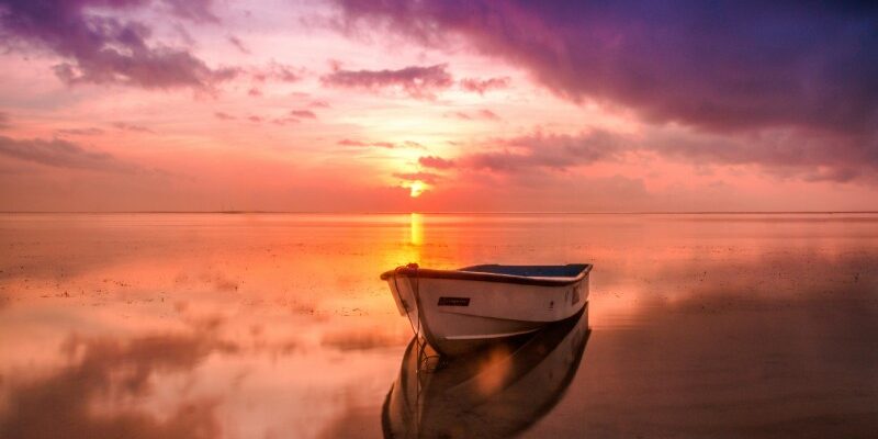 Сон про човен: Значення та передбачення для жінок за всіма деталями