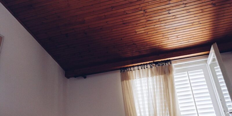 Що означає сон, у якому протікає стеля: тлумачення і символіка