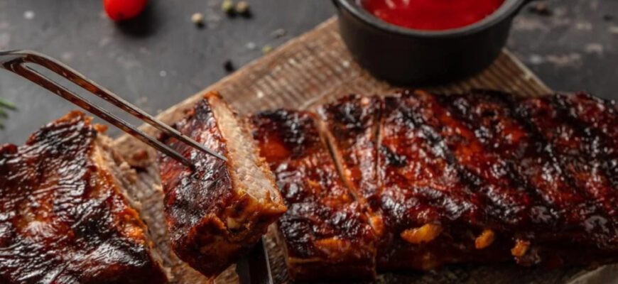 10 найкращих рецептів запечених свинячих ребер в духовці: просто та смачно