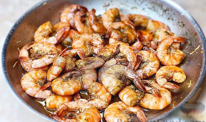 12 швидких рецептів приготування смажених креветок на сковороді вдома