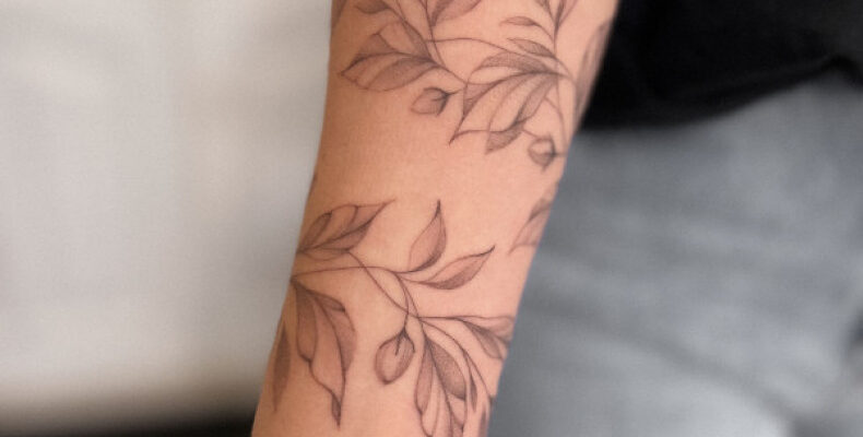 Що символізує тату гілка з листям на руці: значення та ідеї дизайну