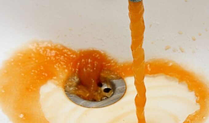 Небезпека вживання іржавої води: наслідки для здоров’я та поради