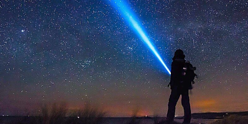 Ручний акумуляторний ліхтар: надійне освітлення в будь-яких умовах