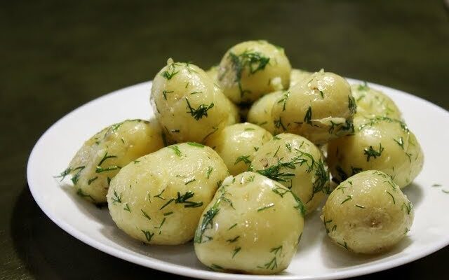 Як правильно готувати молоду картоплю: прості та смачні рецепти