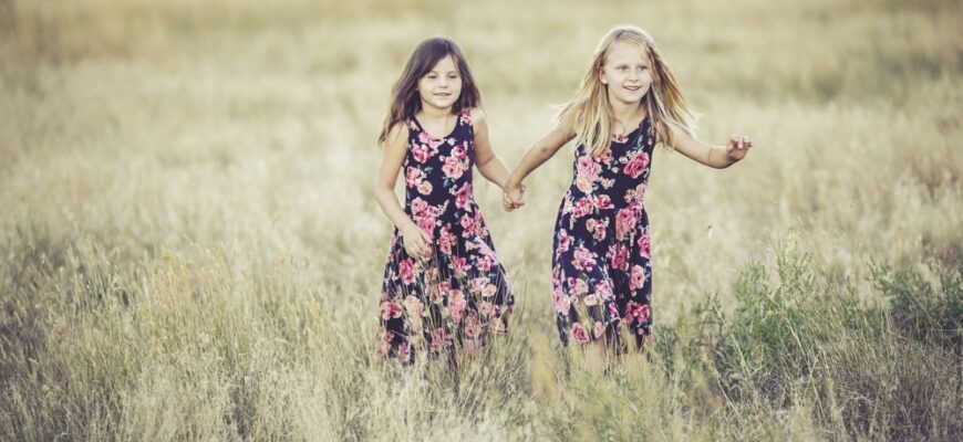 Гарні вислови та статуси про сестру: найкращі слова для рідної