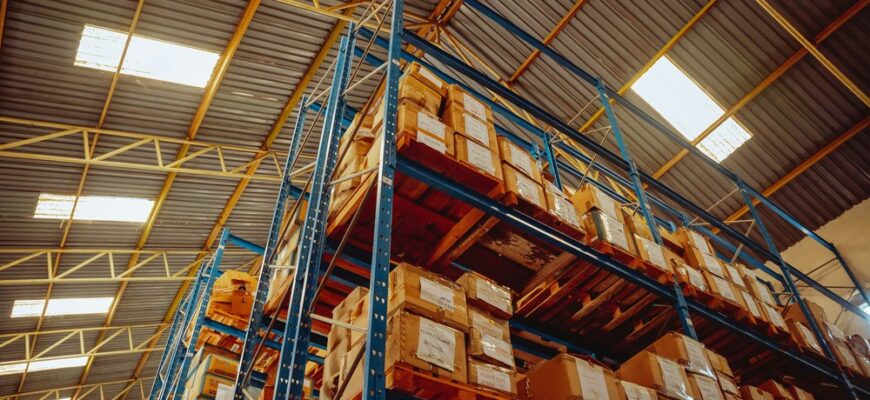 Складські стелажі: ефективна організація простору для зберігання вантажів