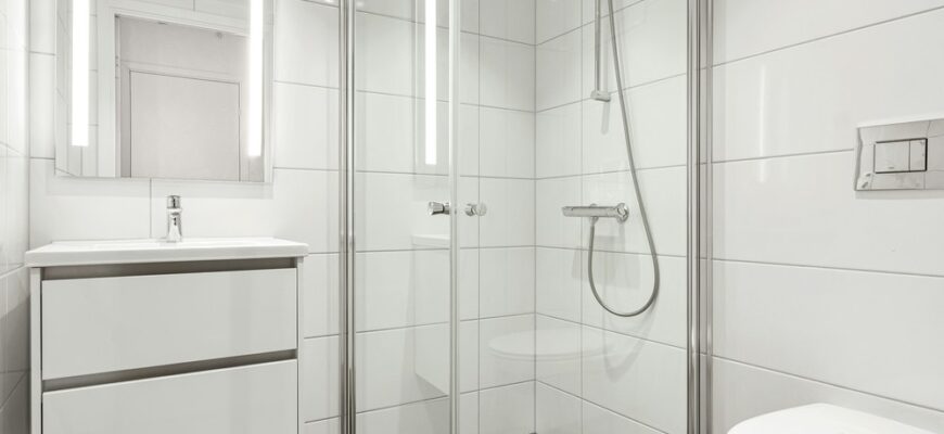 Скляна шторка для ванної: поєднання практичності та естетики в інтер’єрі