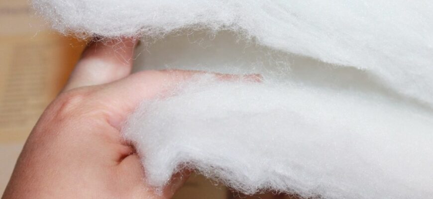 Переваги та недоліки синтепону для ковдр і подушок: огляд матеріалу