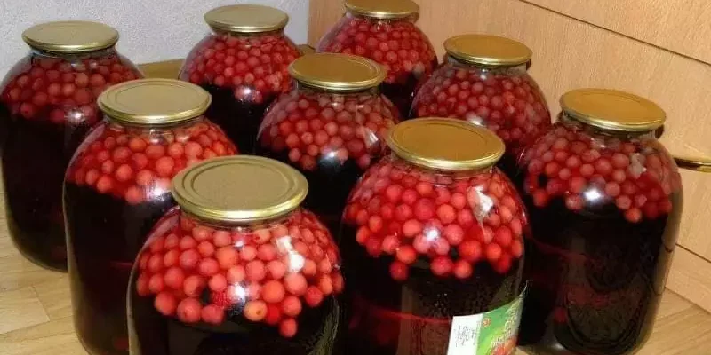 Чи обов’язково накривати банки з компотом: поради та рекомендації