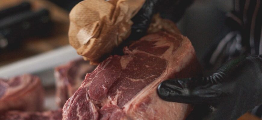 Оптимальний вибір солі для засолювання м’яса: поради та рекомендації